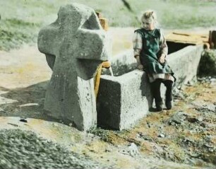 Steinkreuz und Röhrbrunnen : Nauleis, Steinkreuz (D 107) am Röhrbrunnen am Dorfteich mit Mädchen
