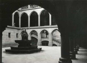 Nürnberg, Rathaushof : Nürnberg. Rathaus. Blick in den kleinen Rathaushof (Essenwein) mit Apollobrunnen (H. Vischer)
