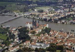 Altstadt, Burgberg mit Dom und Albrechtsburg und Elbe mit Elbtalbrücke (Straßenbrücke) gegen Niederfähre