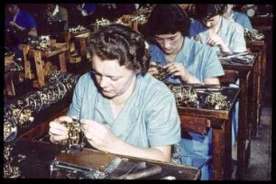 Arbeiterinnen in der Uhrenfabrik in Schramberg