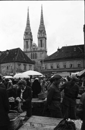 Zagreb, Agram: Marktplatz mit Türmen des Doms