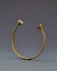Goldener Armring mit Schälchenenden ("Eidring")