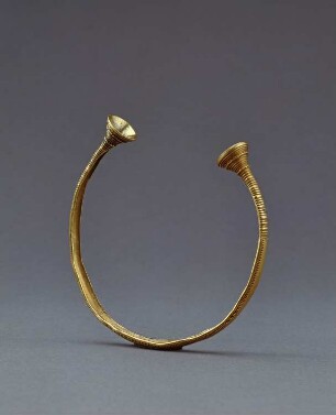 Goldener Armring mit Schälchenenden ("Eidring")