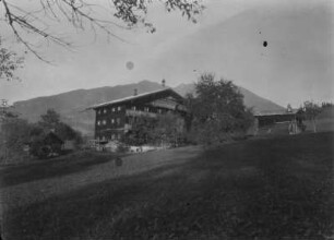 Holzhaus : Blick auf ein großes Holzhaus an einem Hang