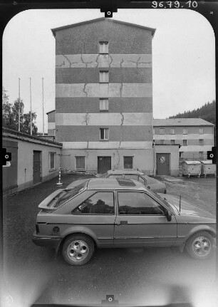 Jöhstadt-Schmalzgrube, Hauptstraße 22. Bundespolizeirevier. Giebelfront mit parkenden PKWs
