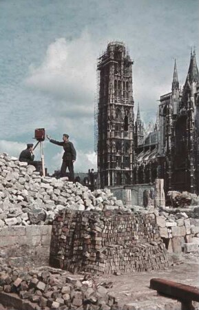Carl Albiker (links) und Franz Prinz zu Sayn-Wittgenstein (rechts) auf einem Schutthaufen beim Fotografieren der Kathedrale Notre-Dame in Rouen (Aufnahme im Rahmen der Fotokampagne im besetzten Frankreich)