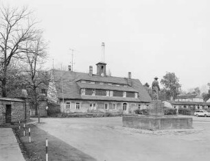 Brand-Erbisdorf. Alte Mordgrube (auch Mordgrube; 1516/1896 in Betrieb). Mendenschacht. Bethaus (1853 erbaut als Material- und Zimmerhaus). Eingangsseite. Ansicht mit Denkmal (Brunnen) für die im I. Weltkrieg gefallenen Gerbereiarbeiter der Lederfabrik Stecher