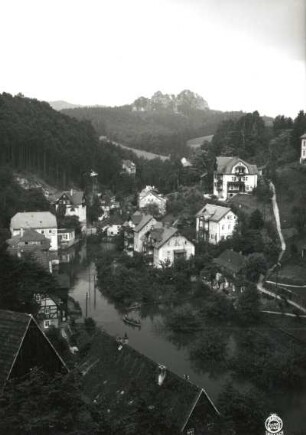 Rathen-Niederrathen. Ortsteilansicht mit Waltersdorfer Straße (bei Elbehochwasser). Blick nach Osten zum Gamrig