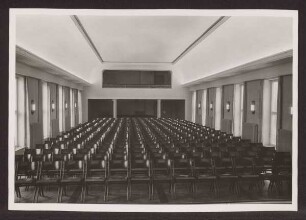 Ehemaliges Mädchengymnasium / Innenansicht der Aula mit Blick in den Zuschauerraum. Detmold. Wall. Papierabzug
