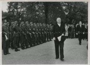 Flaggenparade mit Konrad Adenauer zur Aufhebung des alliierten Besatzungsstatuts in Deutschland