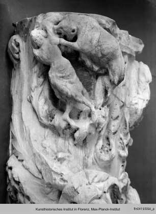 Fragment der nördlichen Rankensäule vom Hauptportal des Domes