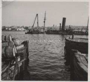 Wehrmachtssoldaten, Nach der Zerstörung, Englische Transporter, von Junkers Ju Stukas im Hafen von Piräus versenkt