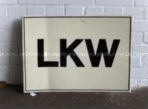 Schild "LKW" für eine Grenzübergangsstelle