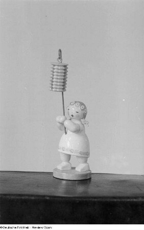 Holzfigur "Mädchen mit Laterne" an einem Stand im Petershof, Herbstmesse 1953