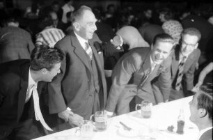 9. Tagung 1959 Physiker; Studentenabend Stadthalle Lindau: Otto Hahn schunkelt mit Studenten