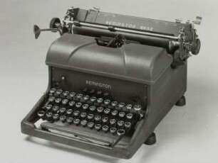 Typenhebelschreibmaschine "Remington". Vorderanschlag (sofort sichtbare Schrift), Universaltastatur, Farbband. Schrägansicht von vorn