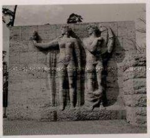 Berlin, Dietrich-Eckart-Bühne, Bildhauer Adolf Wamper, Hochrelief "Frauengruppe"