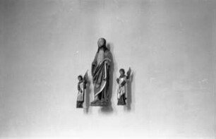 Drei Statuen : Drei Statuen. Holz, geschnitzt, farbig gefaßt (vielleicht in der Stiftskirche Chemnitz-Ebersdorf)