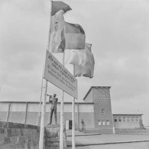 Hoyerswerda Scholz-Halle und Schule Groß Zeißig : Hoyerswerda. Der Trompeter (Jürgen von Woyski) an der Kultur- und Sporthalle "Alfed Scholz"