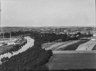 Bei Heilbronn : Blick über Felder und Industriegebiete am Fluss. Im Hintergrund eine Kleinstadt, vermutlich ein Vorort von Heilbronn