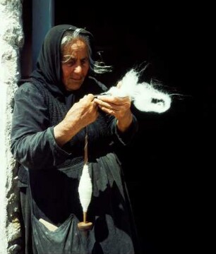 Griechenland. Alte Frau mit Spindel