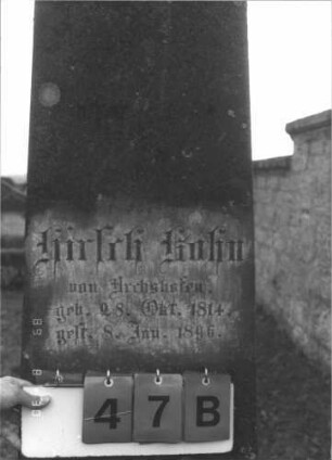 Grabstein 47 (Index: 99609683) Material: Sandstein Zustand: stark verwittert Maße HxBxT: 227x49x32 cm Beschreibung: Obelisk, getreppter Sockel Symbolik: segnende Hände: Grabstein 47B