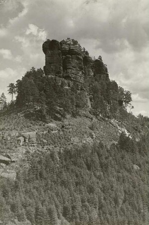 Sächsische Schweiz. Winterstein (Hinteres Raubschloß). Blick vom Fuße der Wartburg