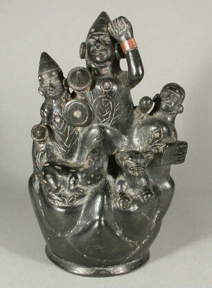 Applikation und Relief: anthropomorphe und zoomorphe Figuren im Gebirge