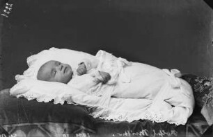 Baby in einem Steckbett