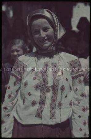 Junge Frau beim Kirchweihfest in Orsova