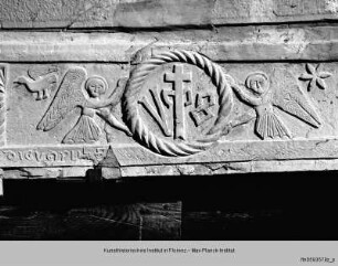 Thronende Madonna mit Kind und Engel, die das IHS tragen