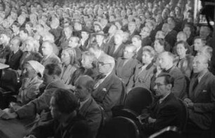 Veranstaltung zum Weltfriedenstag im Admiralspalast : Blick auf die Zuschauer und Gäste, u.a. mit Walter Friedrich