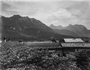 Siedlung mit Berglandschaft : Blick über die Dächer Wallgaus zur Karwendelkette und dem Seinskopf.