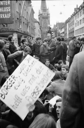 Freiburg: Demonstration gegen Straßenbahntarife; Sitzende Demonstranten auf der Kreuzung Bertoldsbrunnen