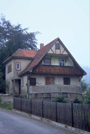 Haus am Ortsrand mit Balkonen; Gartenzaun
