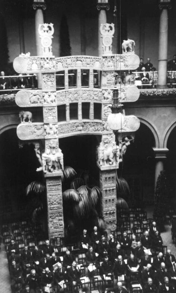 Reopening ceremony in the atrium of the Museum of Ethnology with the cast of the eastern gate of Sântschî (Bhôpâl) (Sanchi)