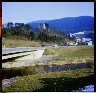 Schenkenzell: Kinzigbrücke der B 294 und Schenkenburg