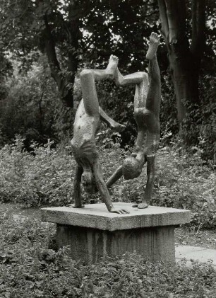 Handstehende Jungen