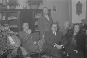 60. Geburtstag von Walter Maschke, Generalsekretär der Volksbühne Berlin : Schriftsteller Friedrich Wolf neben der Schauspielerin Steffie Spira und weitere Gäste