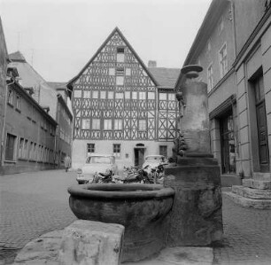 Weimar. Geleitschenke, im Vordergund Brunnen