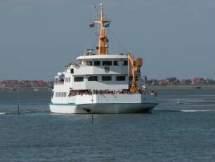 Wattenmeer vor der Nordseeinsel Baltrum : Ein Schiff fährt auf dem Wattenmeer vor der Nordseeinsel Baltrum, aufgenommen 2004