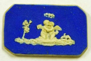 Plakette mit musizierendem Engel