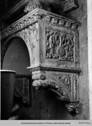 Grabmal des Bischofs Antonio d'Orso : Konsollager mit Reliefs: Triumph des Todes, Personifikation des Todes als dreiköpfiger Bogenschütze, Profilkopf, Vasen mit Weinranken und Akanthusornamente