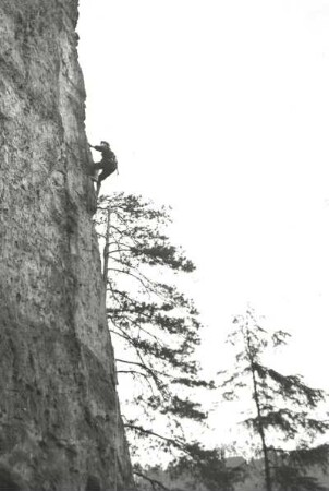 Sächsische Schweiz. Rathener Felsgebiet, Amselspitze. Seilschaft R. Stolle am Rengerweg. (VIIb)