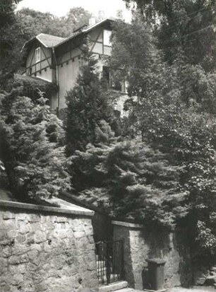 Dresden-Cossebaude, Hässige Straße 3. Villa (um 1895). Straßenansicht mit Bruchstein-Umfassungsmauer von Südwesten