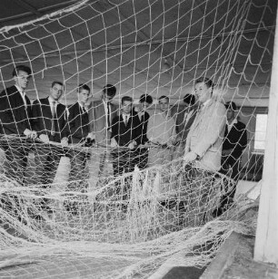 Strukturen. Fischernetz in einer Ausstellung. Ansicht mit geführter Besuchergruppe