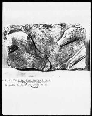Fragment eines Grabmales: Hunde
