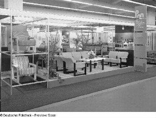 Ausstellungskoje mit Sitzgruppe des VEB Vereinigte Polstermöbelindustrie Oelsa-Rabenau