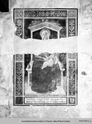 Thronende Madonna mit segnendem Christuskind, das einen Rosenkranz hält