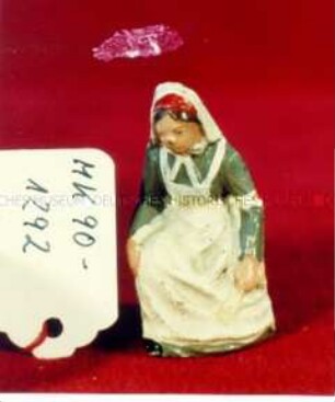 Rot-Kreuz-Schwester, knieend